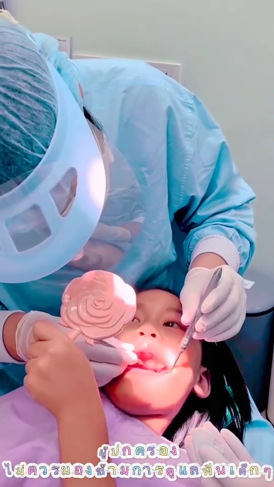 🎈 “ภารกิจลับของฟันน้ำนม!”
อย่ารอให้ปวด ตรวจฟันทุก 6 เดือน เพื่อรอยยิ้มสดใสของลูกๆ 
สิตรบัตรทองทำฟันไม่เสียค่าใช้จ่าย!!ที่คลินิกทันตกรรมใส่ใจ 😊
✔️ปีละ 3 ครั้ง ได้ทั้งเด็กและผู้ใหญ่
✔️วันละ 1 รายการ
✔️ได้แก่ อุดฟัน, ถอนฟัน, ขูดหินปูน, เคลือบฟลูออไรด์, เคลือบหลุมร่องฟัน
✔️ใช้เพียงบัตรประชาชนใบเดียว
✔️ติดต่อสอบถาม/จองคิว โทร. 061-5645133

#คลินิกทันตกรรมใกล้ฉัน #บัตรทองทำฟันฟรี #บัตรทองทำฟัน #คลินิกทันตกรรมชุมชนอบอุ่น #ทำฟันฟรี #คลินิกบัตรทอง #คลินิกทันตกรรมพิษณุโลก #ทำฟันเด็ก